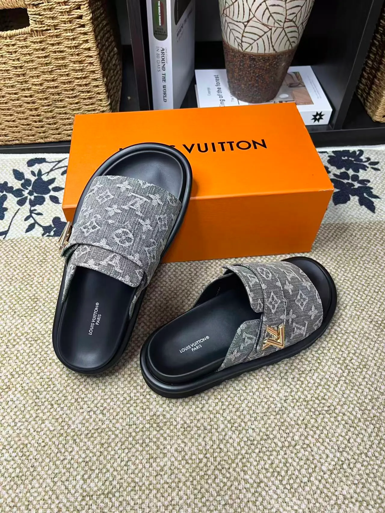 P340 [New Style] [LOUIS VUITTON] Louis Vuitton, LV printing, men's and women's slippers are now on the market, packed in drawer boxes with cloth bags and cards, the upper pattern looks very soft and waxy, and is a super versatile leg slimming tool. Fabric: imported denim/canvas/old fabric, LV hardware LOGO, official website pattern printing, comfortable to wear, feet: high-elastic PU water table. Sole: foam sole, heel height: about 5cm. Code number: 35-46, 35, 45, 46 are custom-made and non-returnable. Color: multiple colors and styles available.